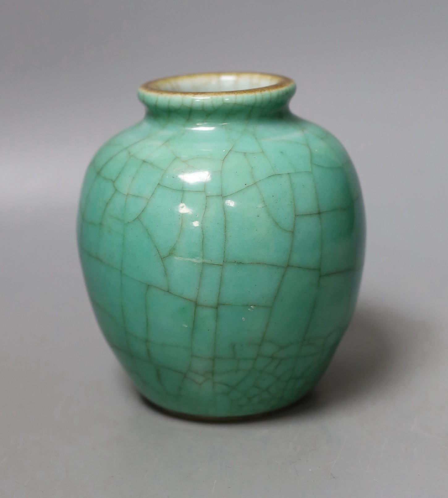 A Chinese green crackle glazed jar, 19th century, 12.5cm